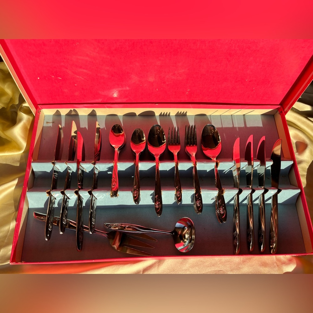 VINTAGE Dead Stock Americana Beauty Rose Flatware Set - New in Box - Picture 2 of 16